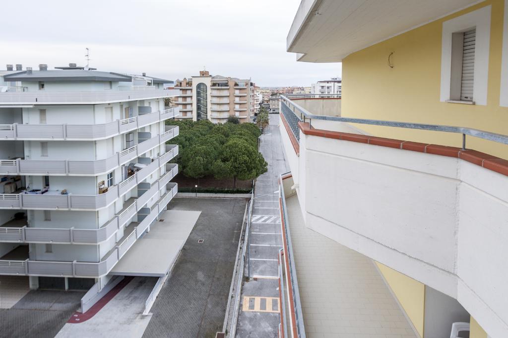 Palazzo Giallo Alba Adriatica Exterior foto