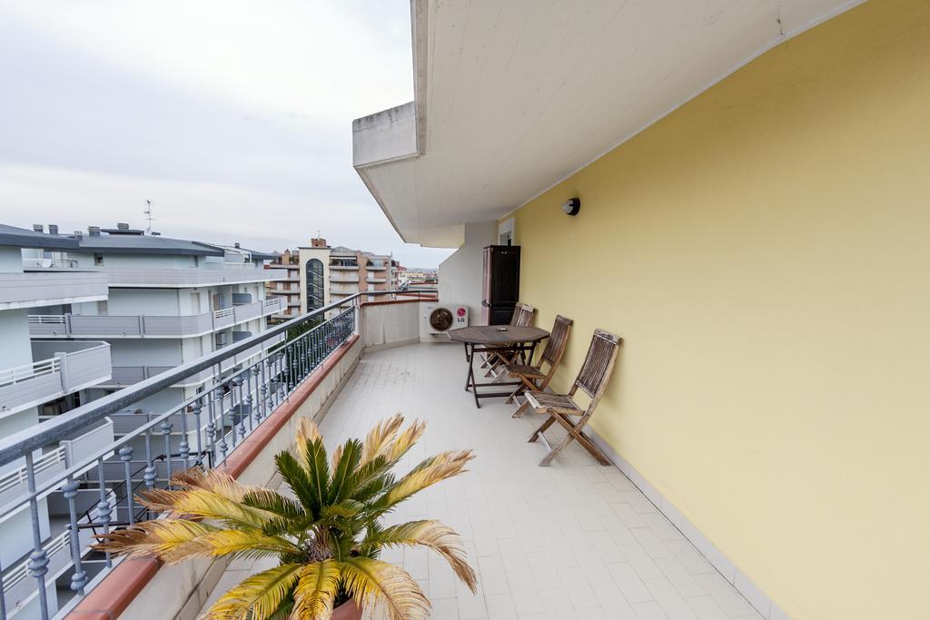 Palazzo Giallo Alba Adriatica Exterior foto