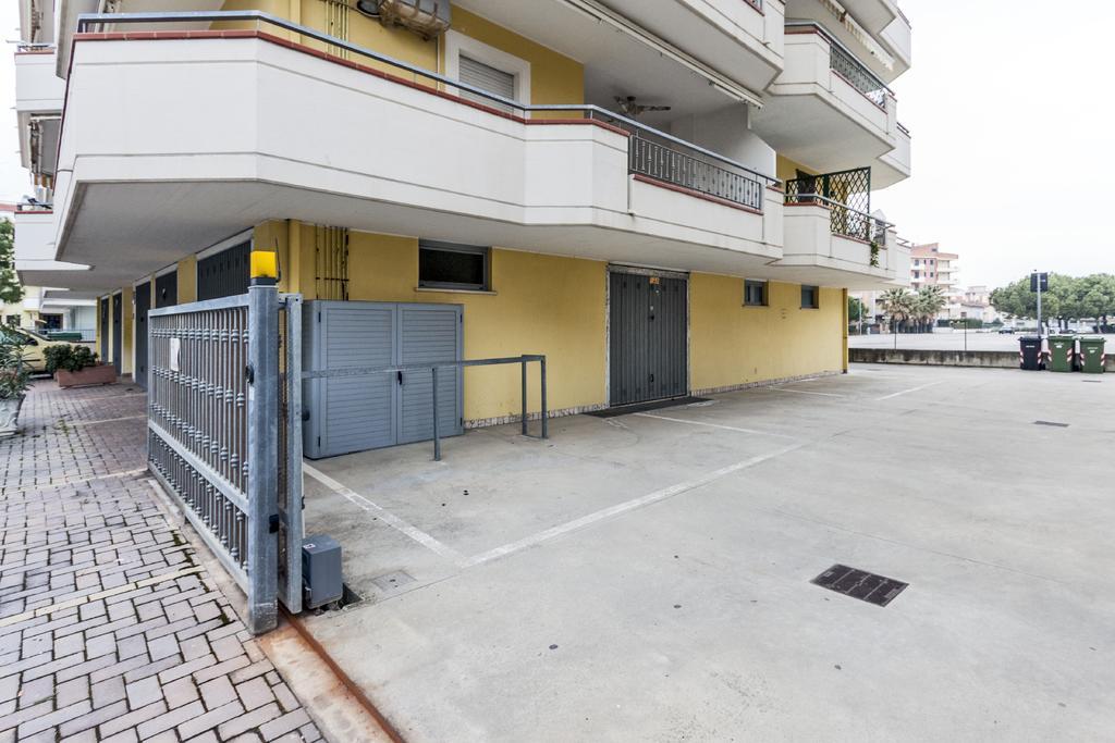 Palazzo Giallo Alba Adriatica Exterior foto